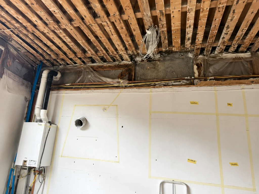 Beschadigde houten dakconstructie die gerenoveerd wordt